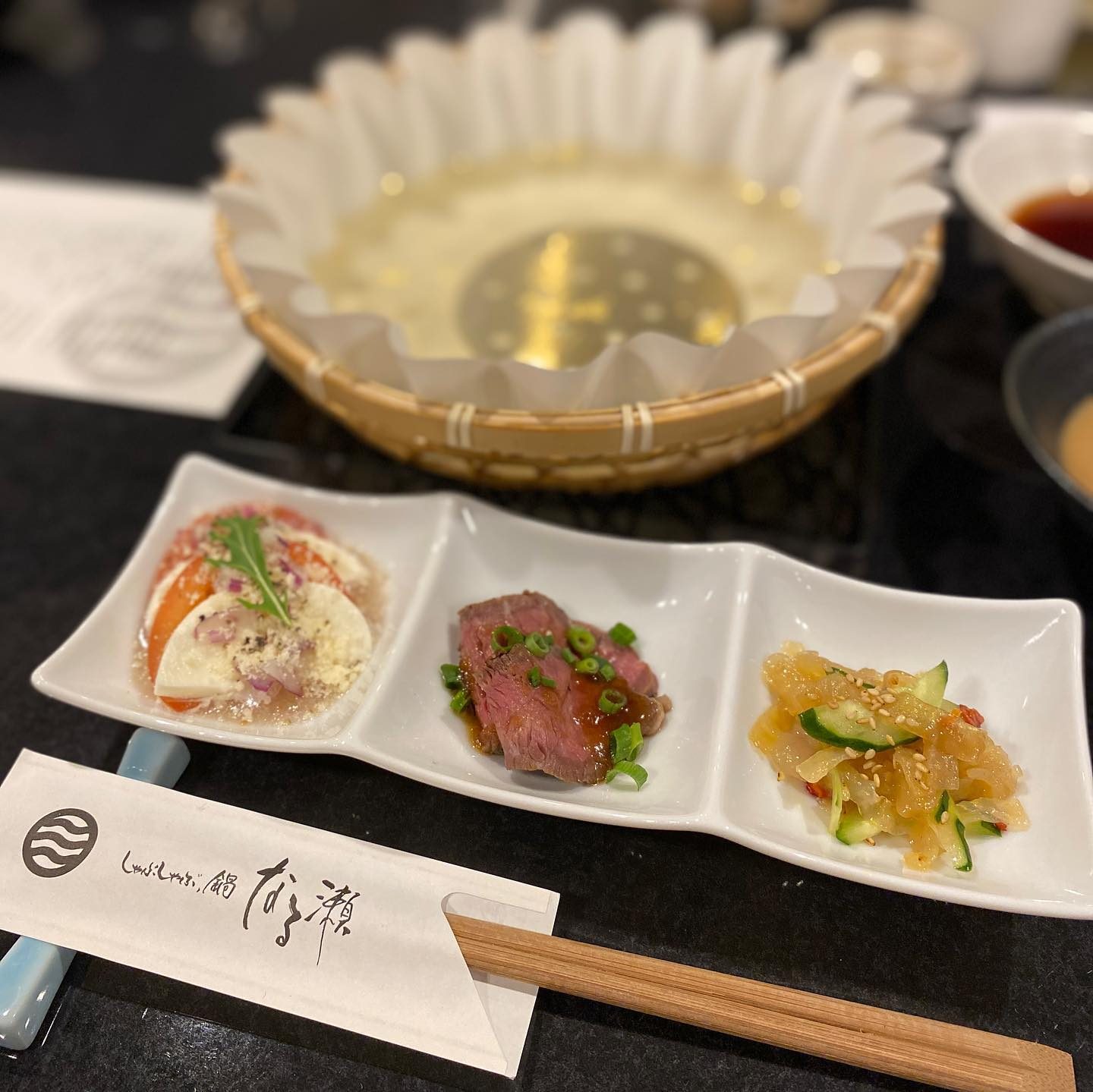 金粉が浮かぶ黄金だしの1人鍋と前菜の盛り合わせ