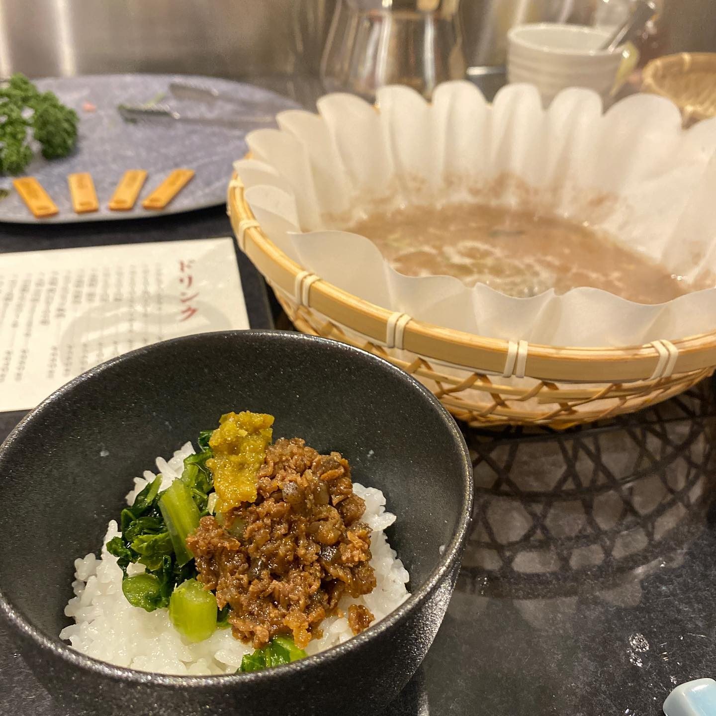 しめの出汁茶漬け用に青菜とそぼろをのせたご飯