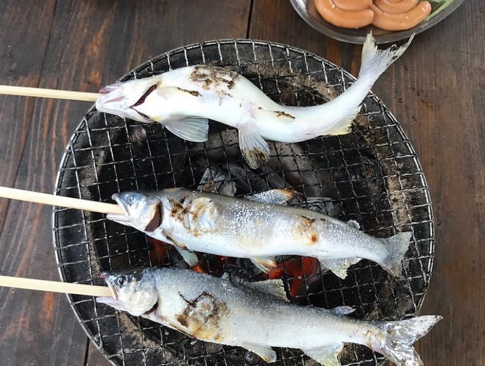 串に刺して炭火で塩焼きにしたあゆ