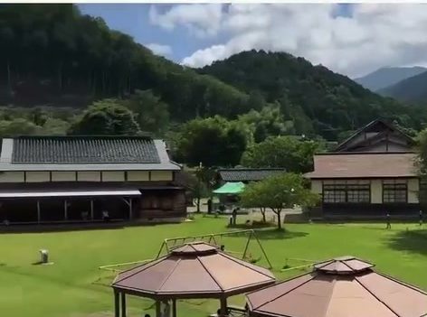 山に囲まれた緑いっぱいの公園と東屋