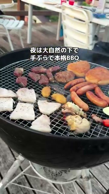 お肉やソーセージが並ぶ手ぶらBBQのグリル