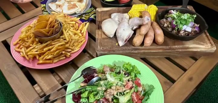 ポテトやソーセージ、サラダが並ぶグランピングテラスBBQ