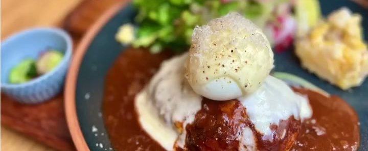 半熟卵がのったチーズエッグハンバーグ