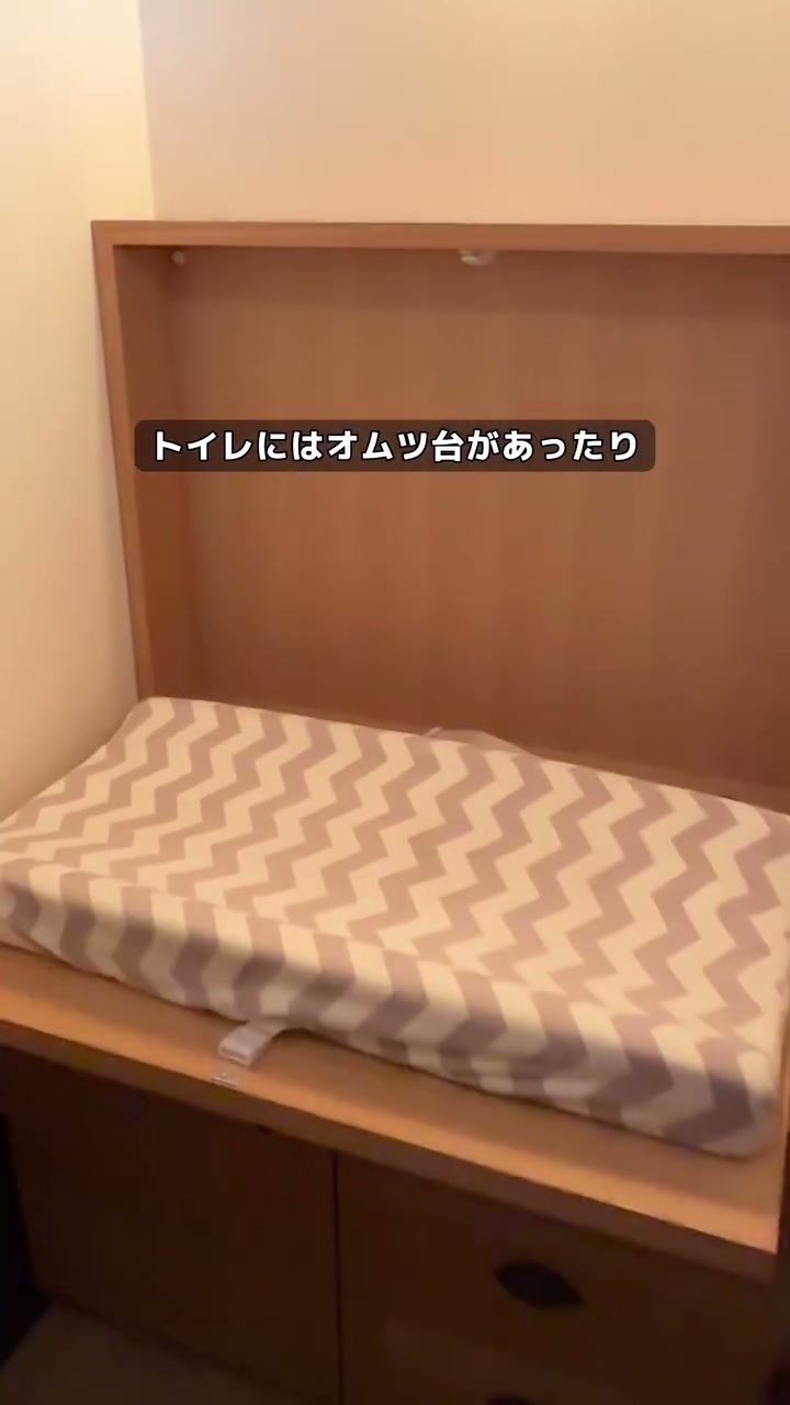 焼き菓子やケーキが並ぶショーケース
