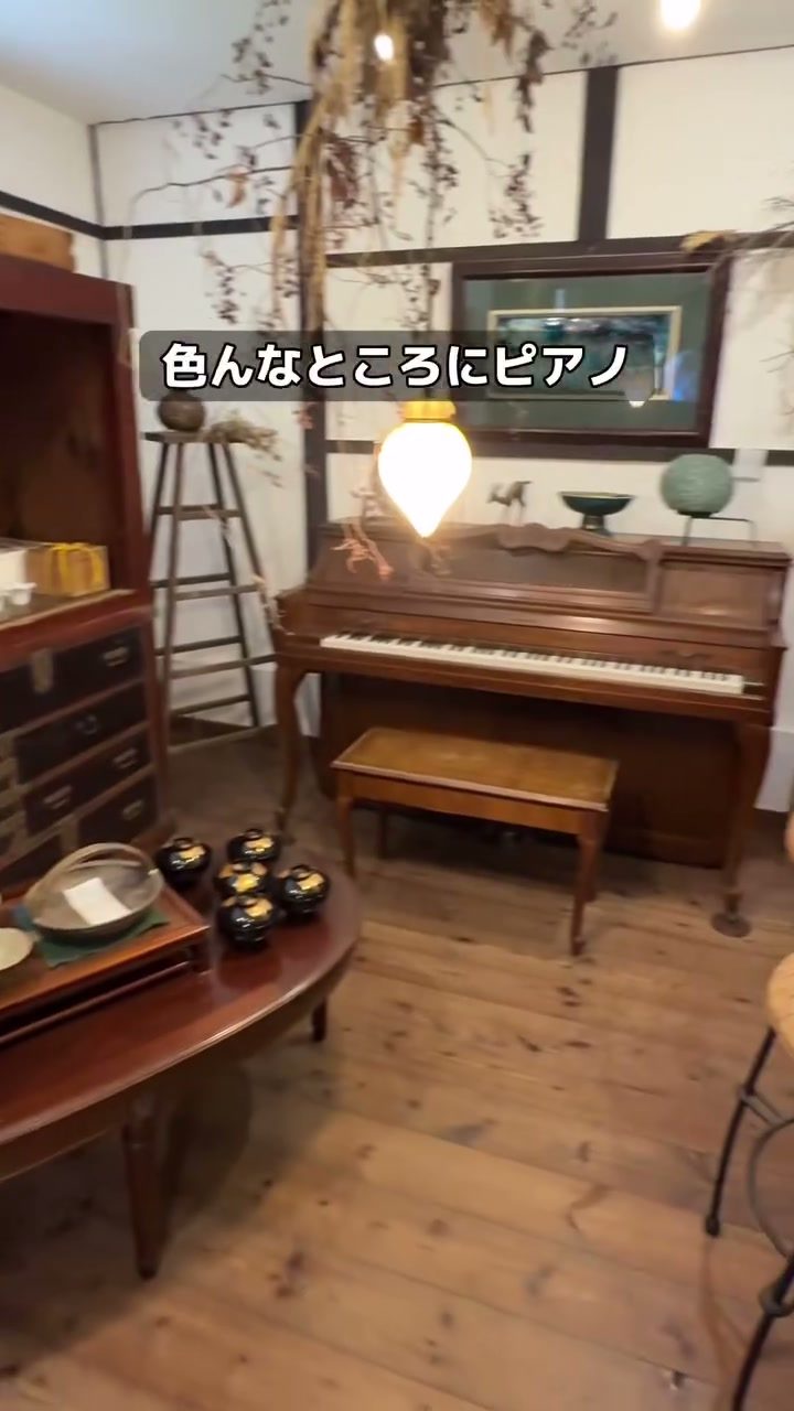 木目のピアノが置かれた店内