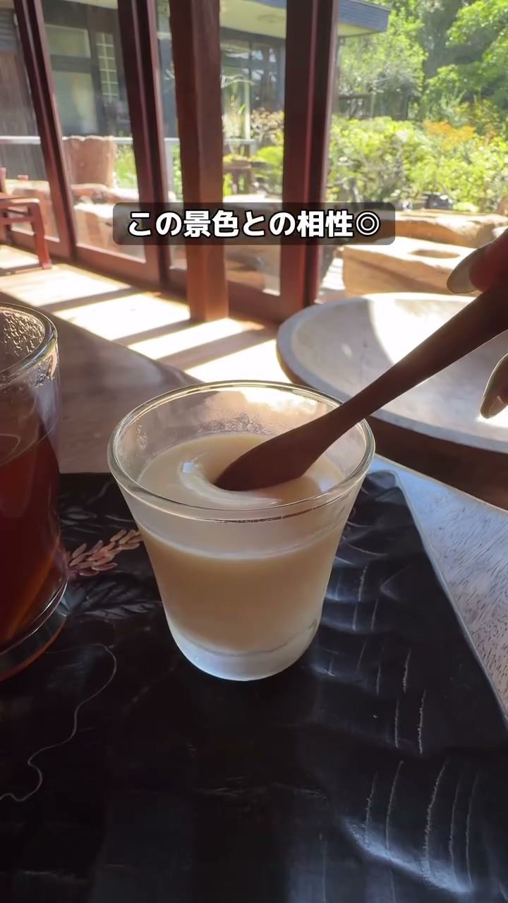 デザートの豆乳プリンと窓の外の景色