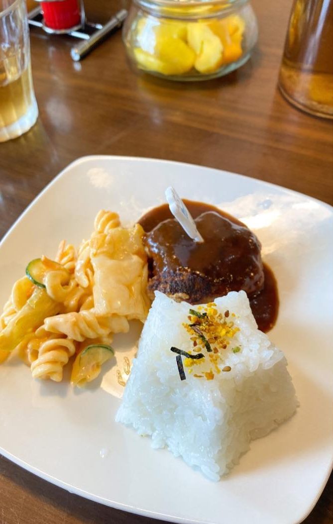 ハンバーグとパスタサラダ、ごはんが盛られたお子様プレート