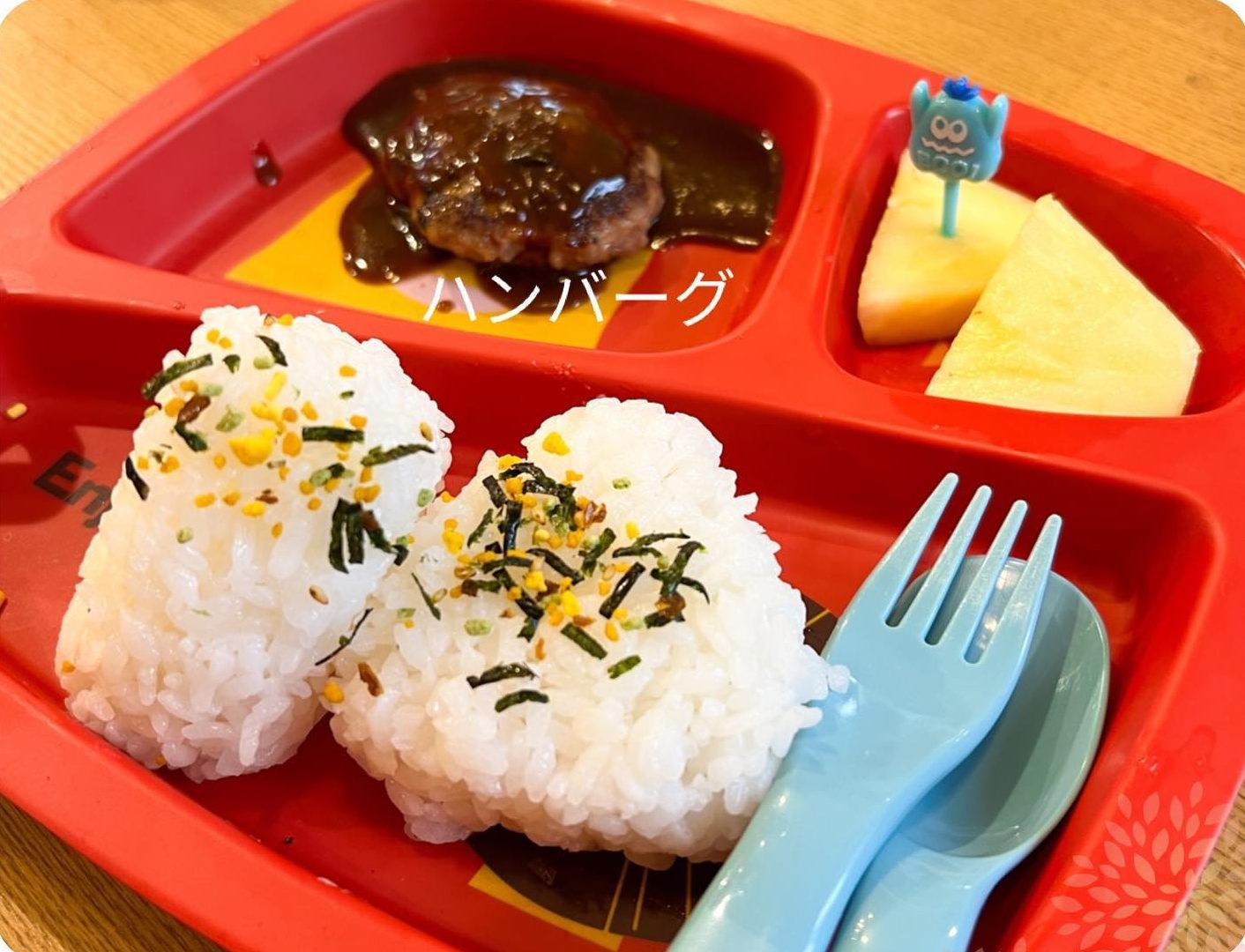 ハンバーグとおにぎり、フルーツがのったお子さまプレート