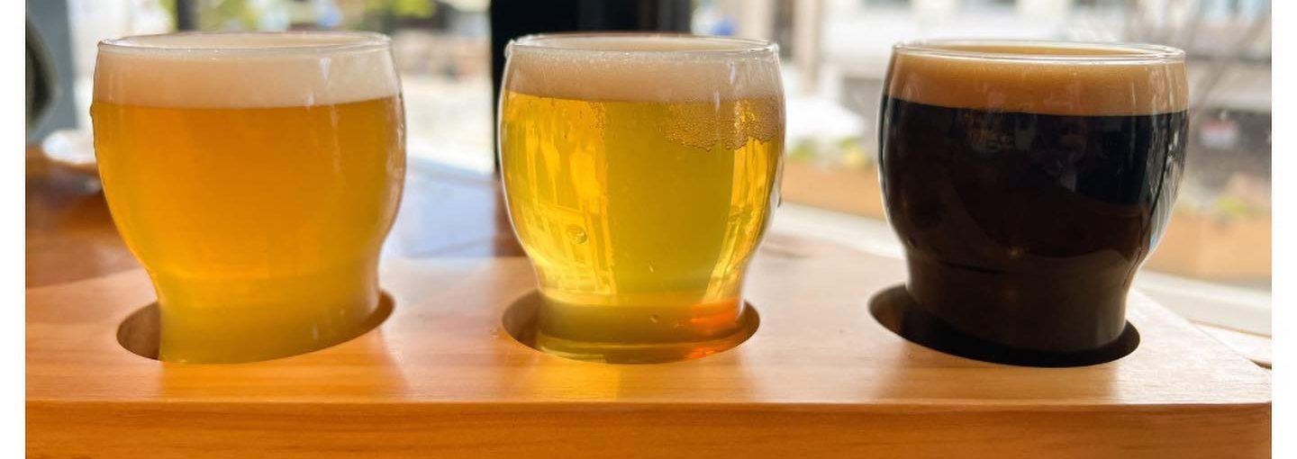 色の違う3種類のクラフトビールを並べた飲み比べセット