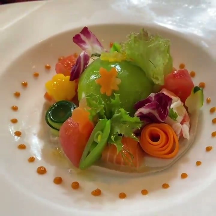 彩り野菜と半熟卵を花のように盛り付けた前菜