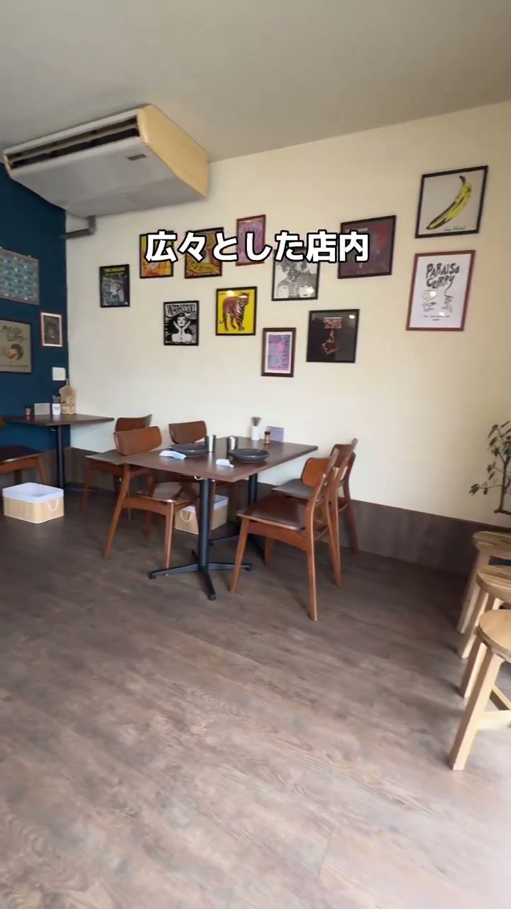 アートが飾られたテーブル席の並ぶ広々とした店内