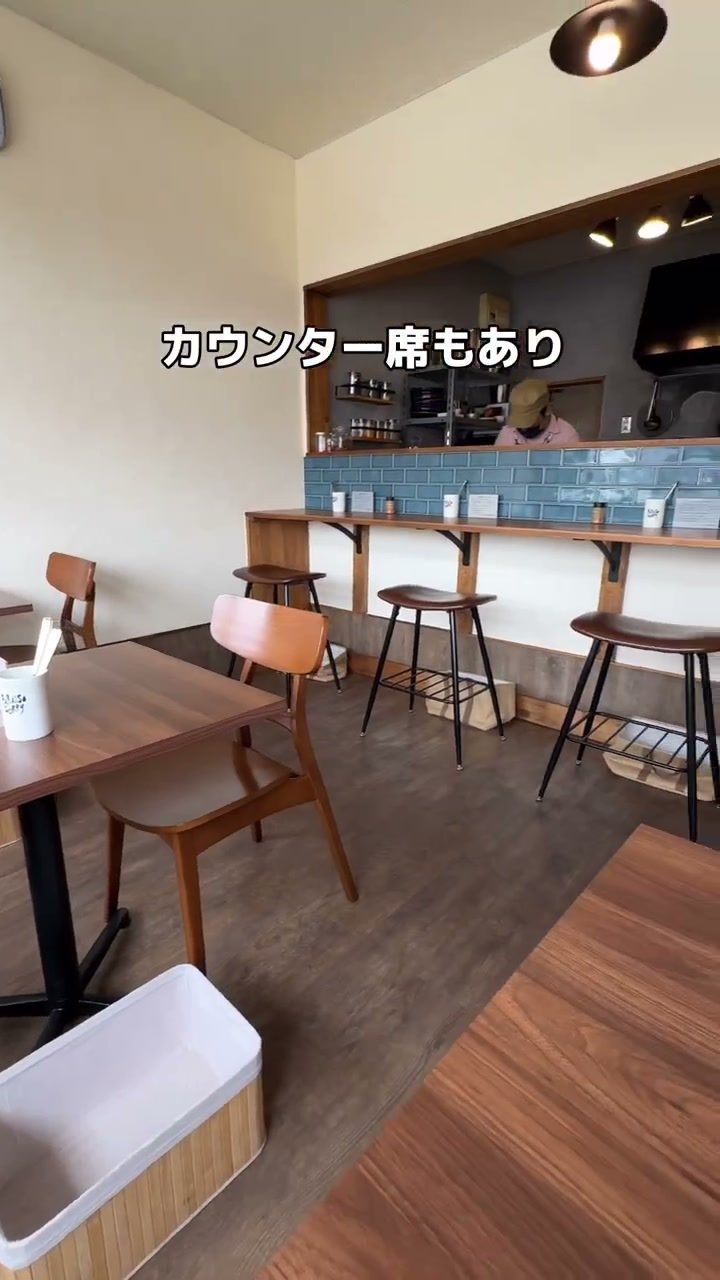 カウンター席もある店内の様子