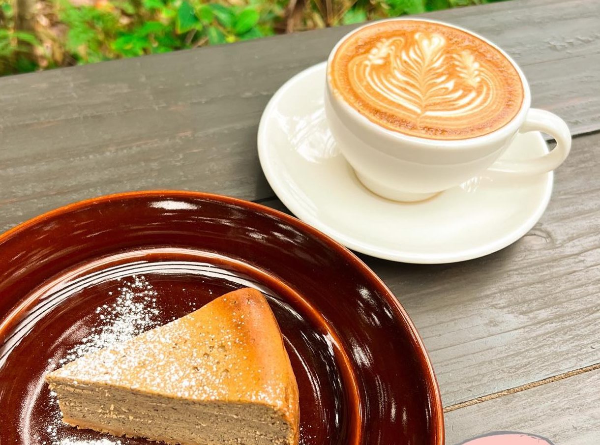 ラテアートのカフェラテとベイクドチーズケーキ