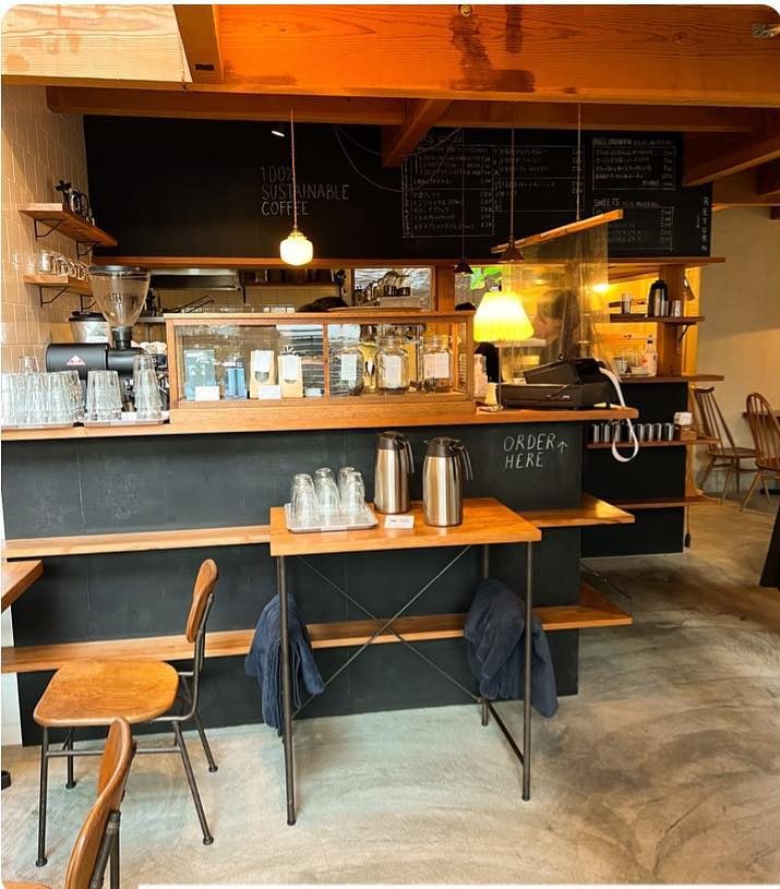 木のカウンターが落ち着いた雰囲気の店内