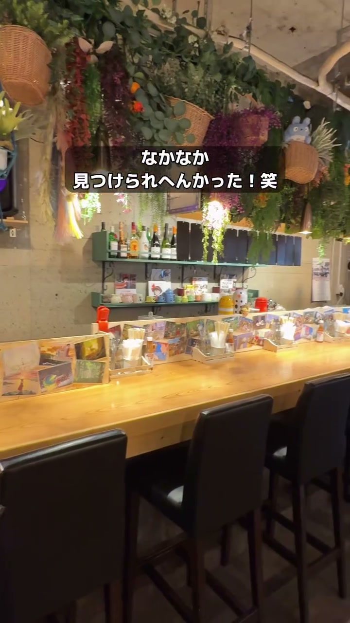 棚にずらりと並ぶキャラクターのフィギュア