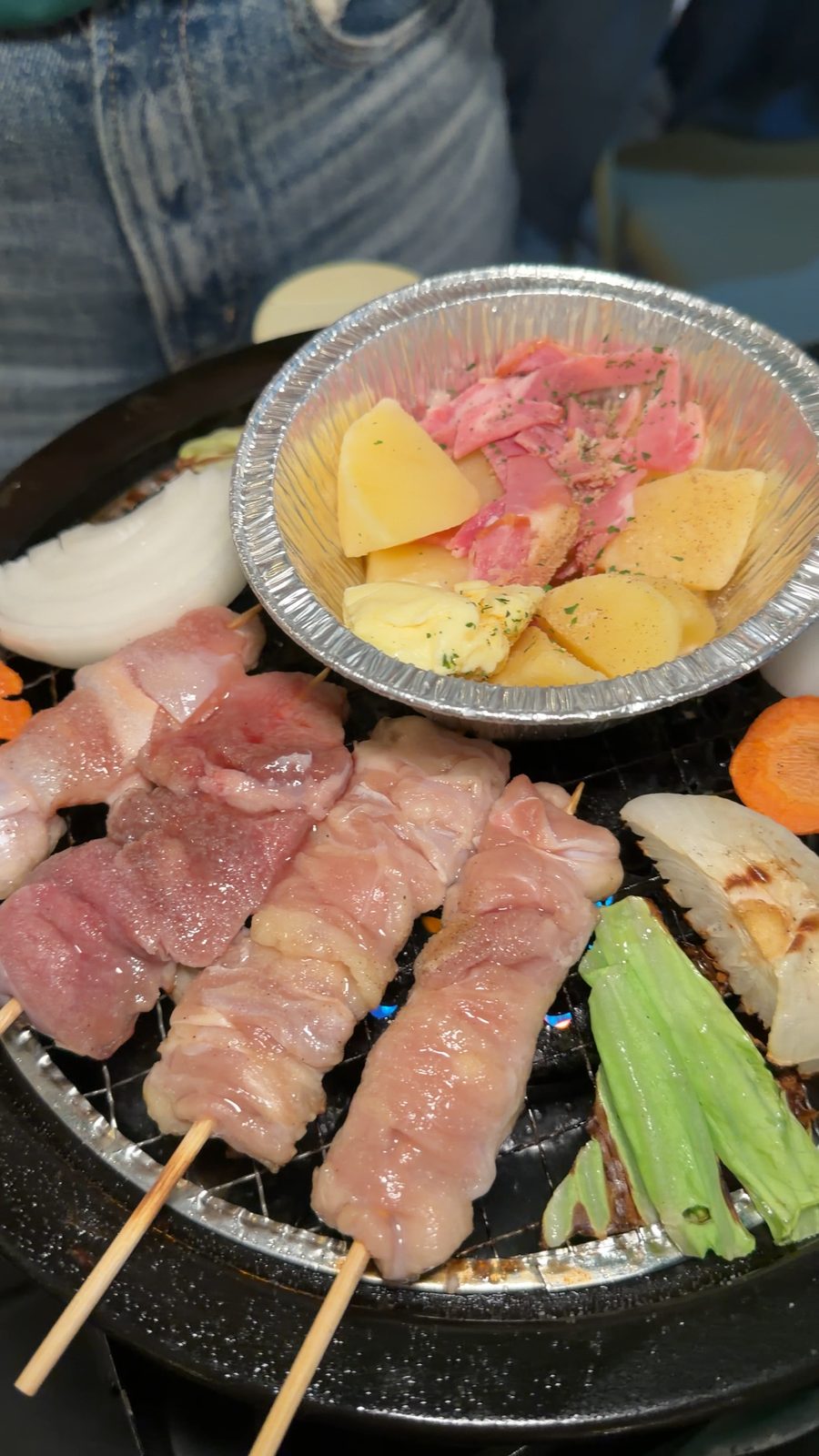 鉄板に並べた焼き鳥串とお肉、野菜のBBQ