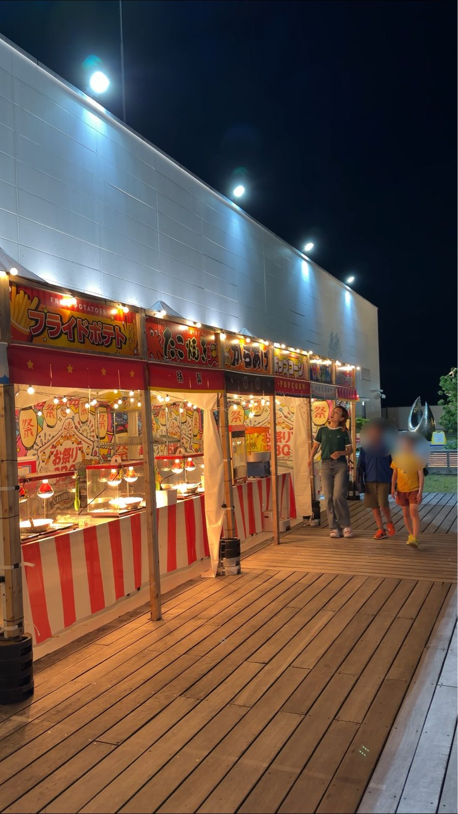 紅白幕に灯りがともる夜のピオレ姫路屋上ビアガーデン