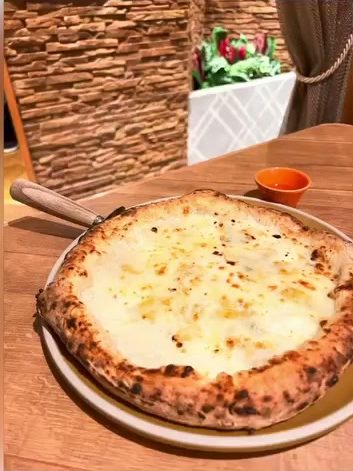 チーズがたっぷりのったクワトロフォルマッジョ