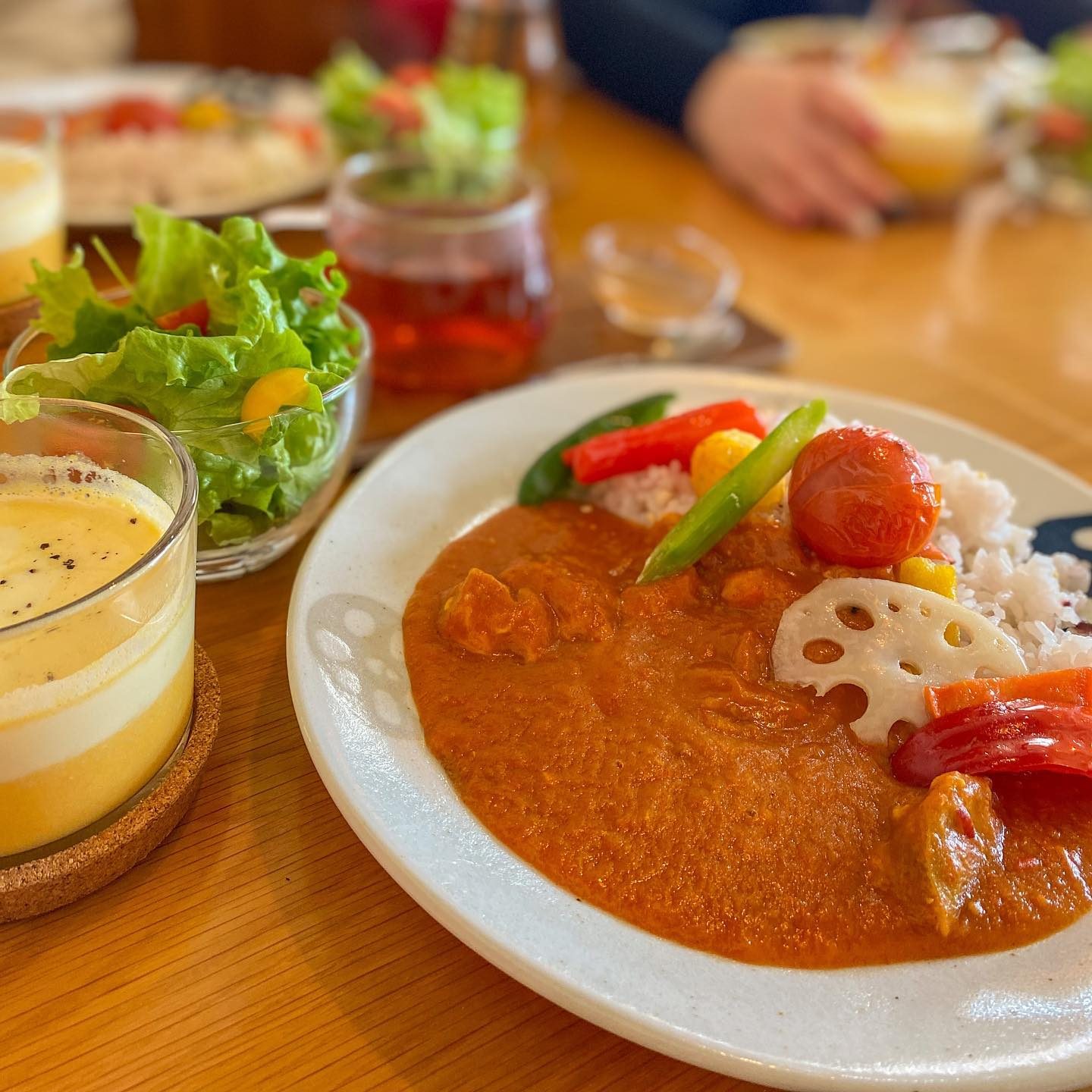 野菜がたっぷりのったカレーのランチ