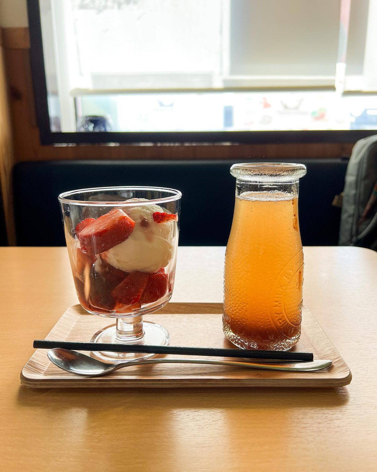 いちごがのったグラスデザートとアイスティー