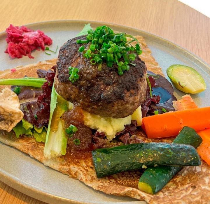 淡路牛ハンバーグをのせたそば粉のガレット