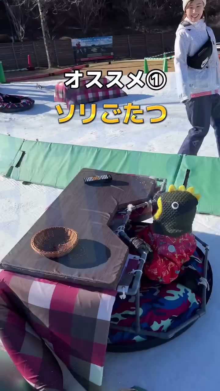 こたつに入ったまま雪の上を滑れるソリごたつ