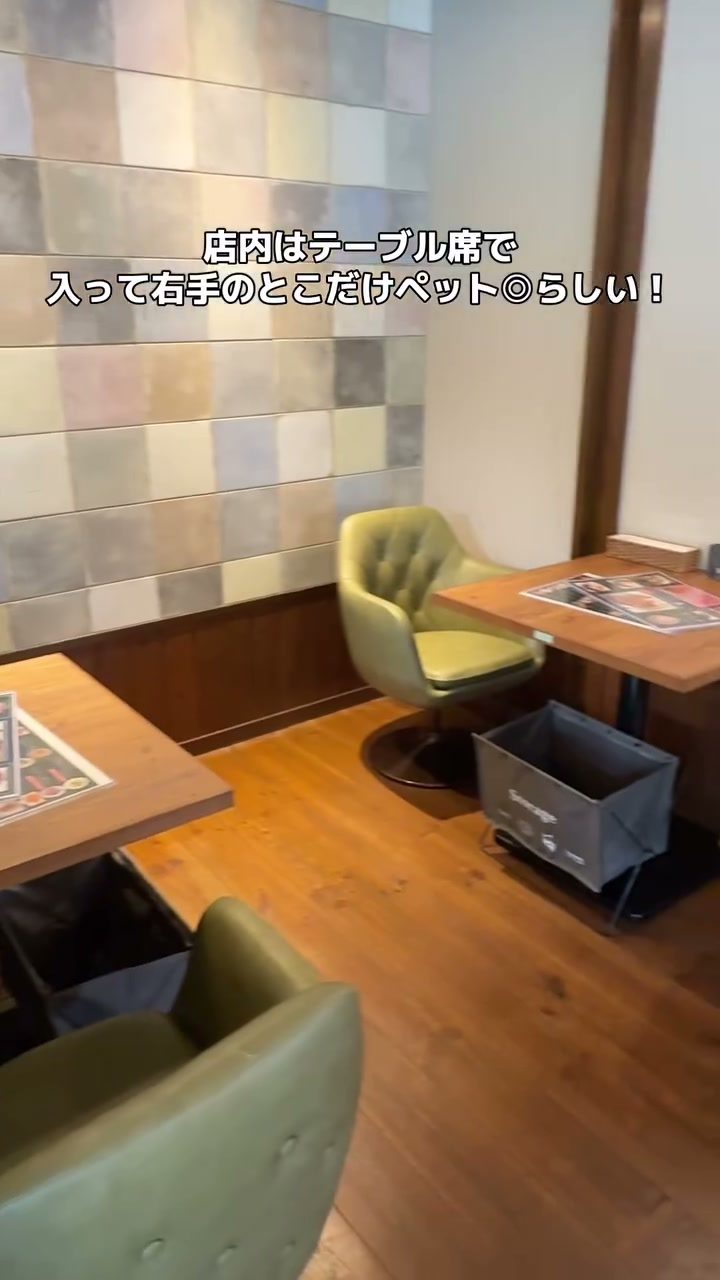 グリーンのソファ席とテーブルが並ぶ落ち着いた店内
