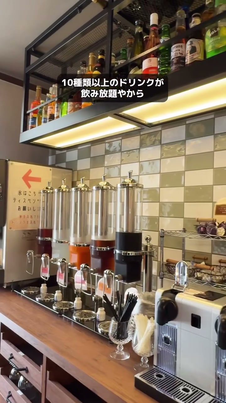 サーバーがずらりと並ぶフリードリンクのコーナー
