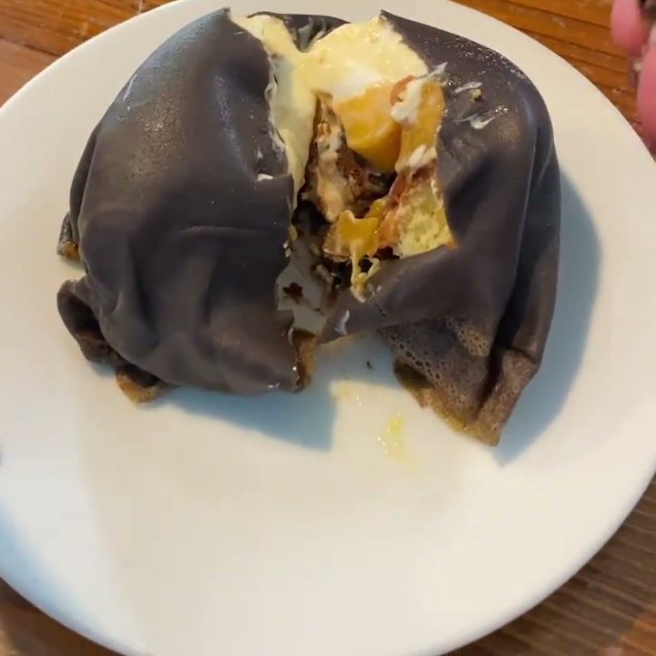 ナイフを入れると中からクリームがあふれるチョコのクレープ包みパフェ