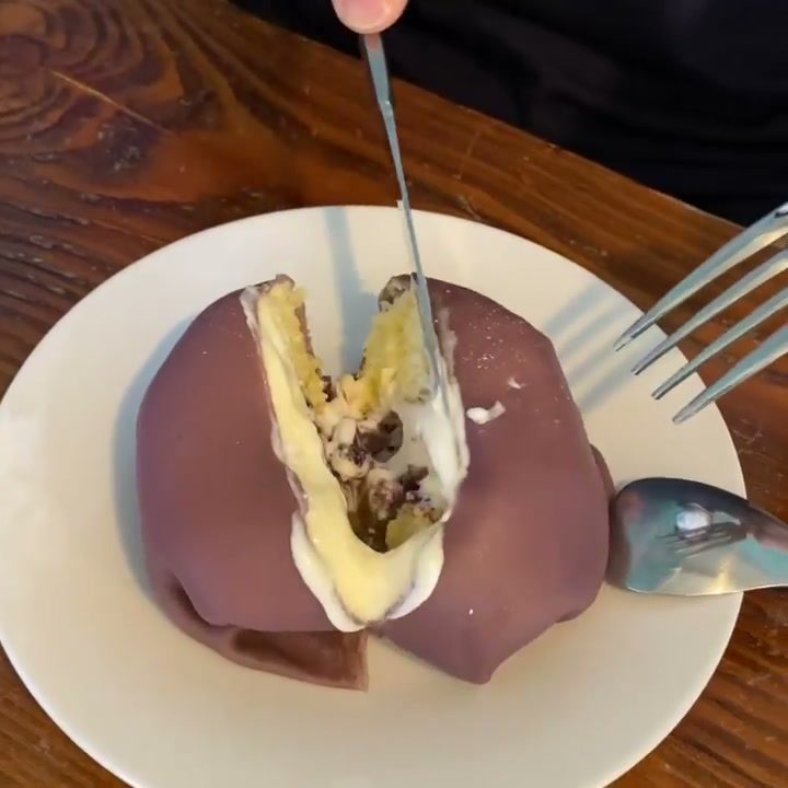 ぶどうのクレープ包みパフェをカットした断面