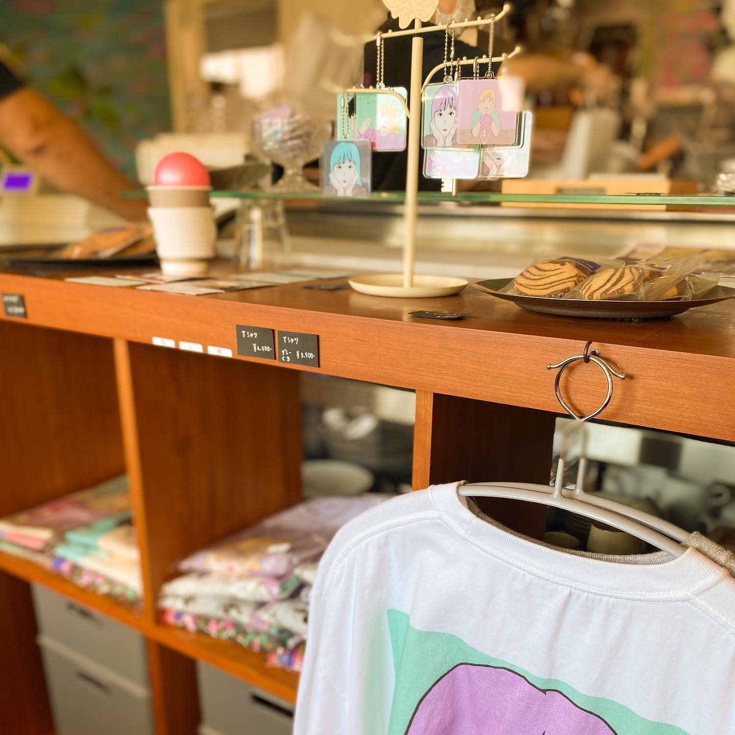 雑貨が並ぶ明るい店内のカウンター
