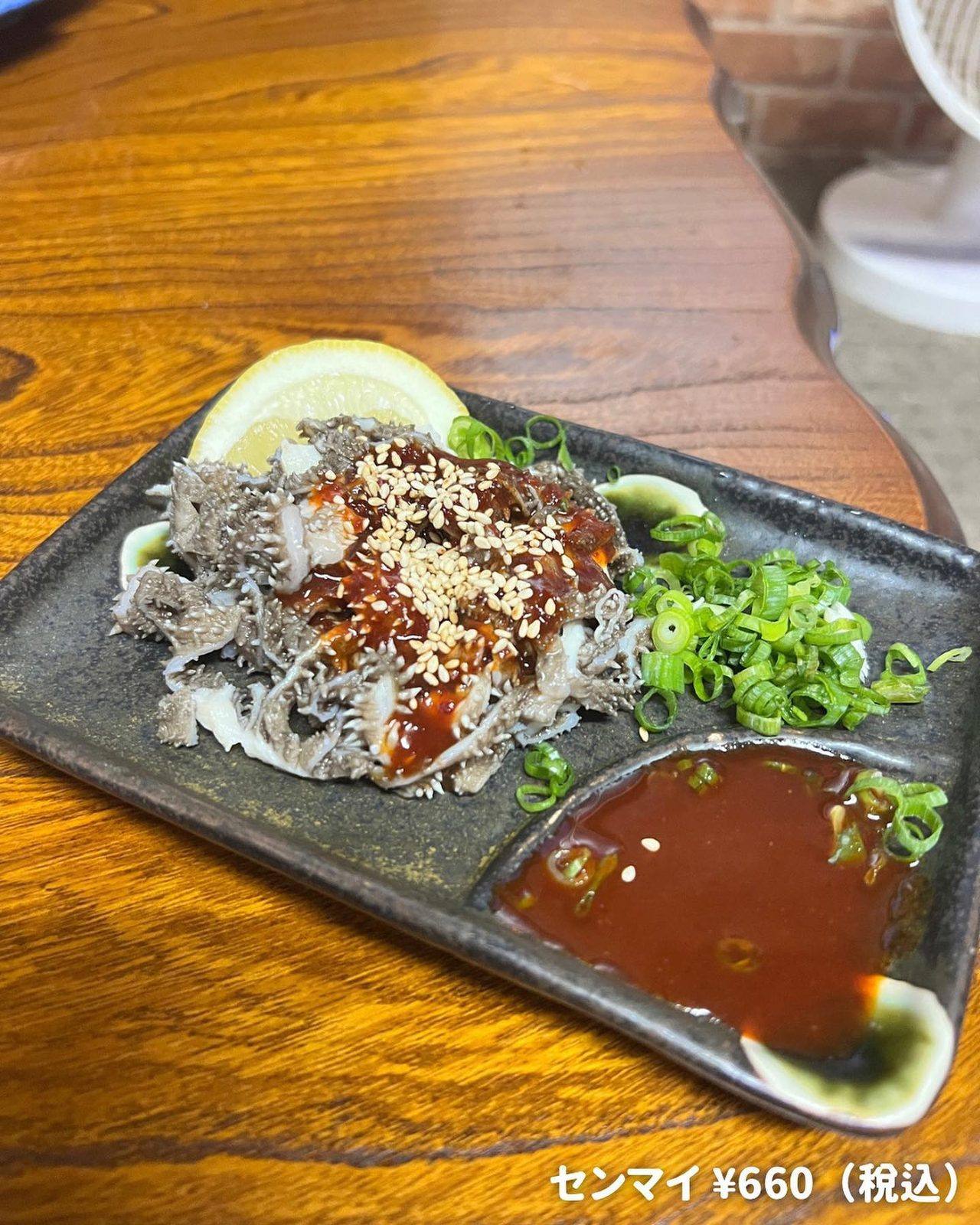 ネギと甘辛いタレを添えたセンマイ