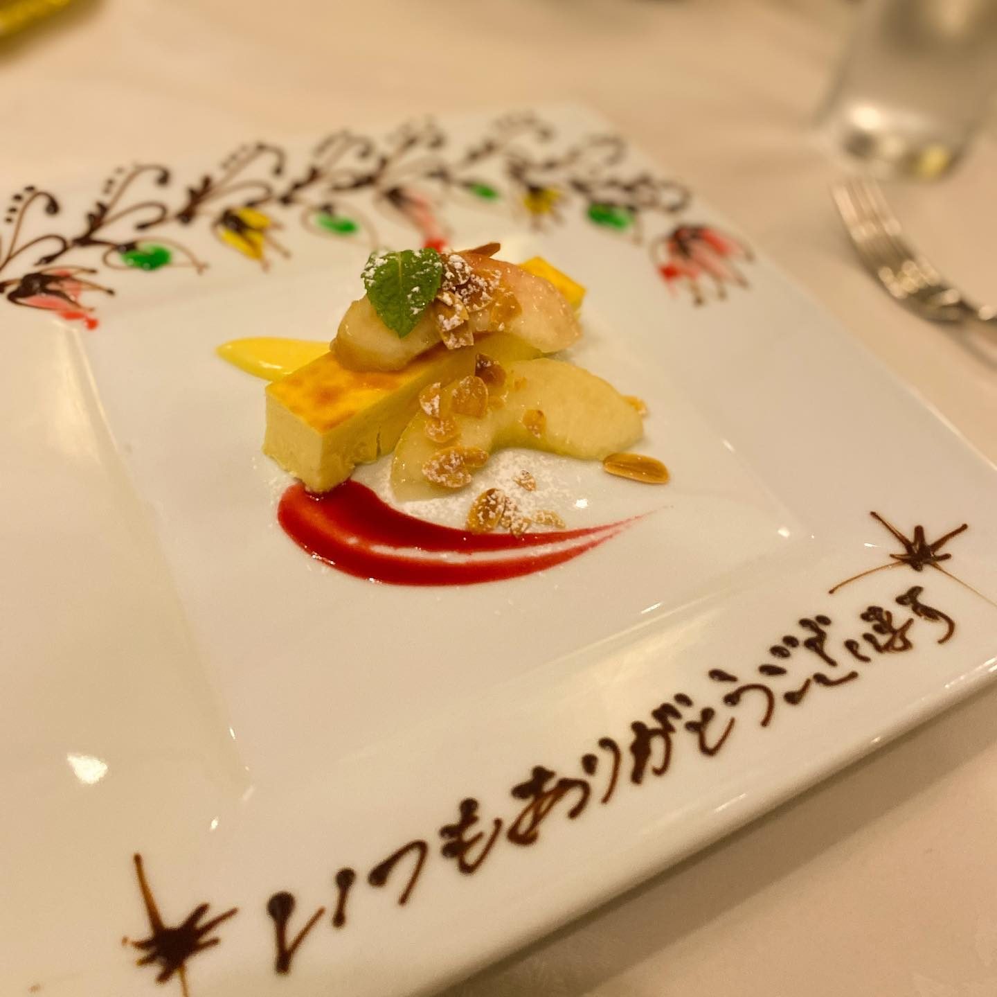 フルーツと焼き菓子を盛り合わせたデザートプレート