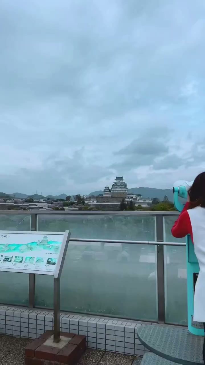 展望デッキから遠くに望む姫路城
