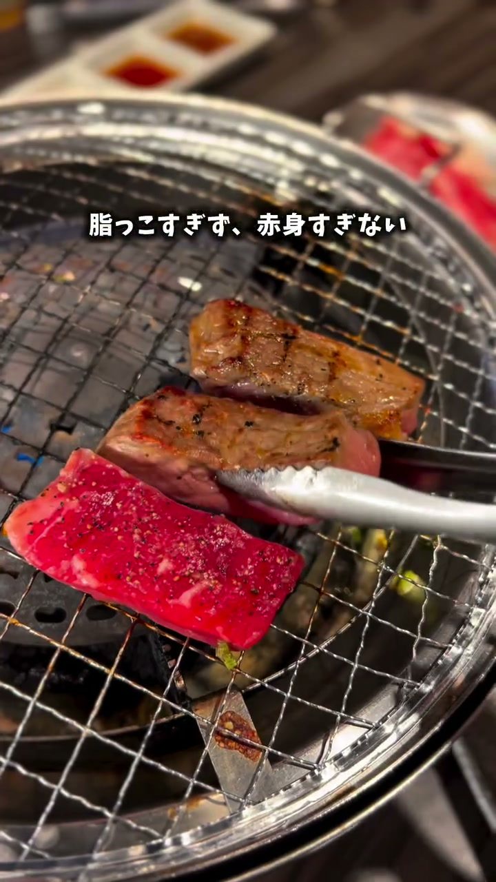 網の上で焼き上がる厚切りのお肉