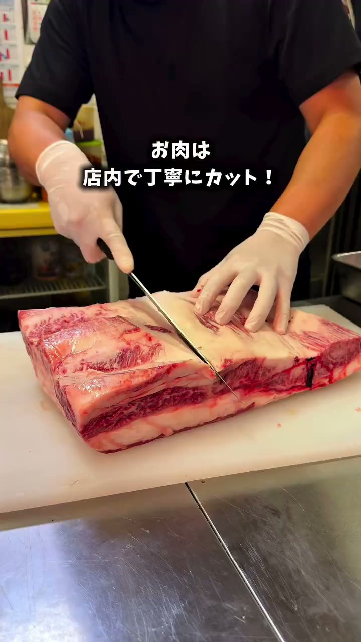 店内で丁寧にカットされる冷凍なしの塊肉