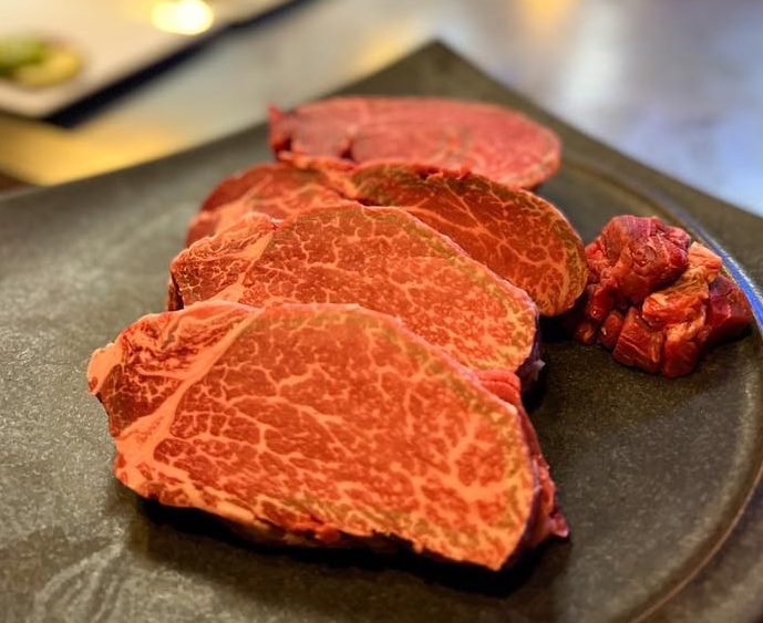 美しいサシが入った黒毛和牛のヘレ肉