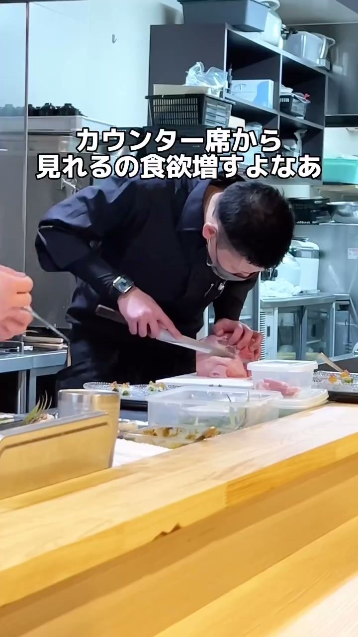 カウンター越しに見える調理の様子