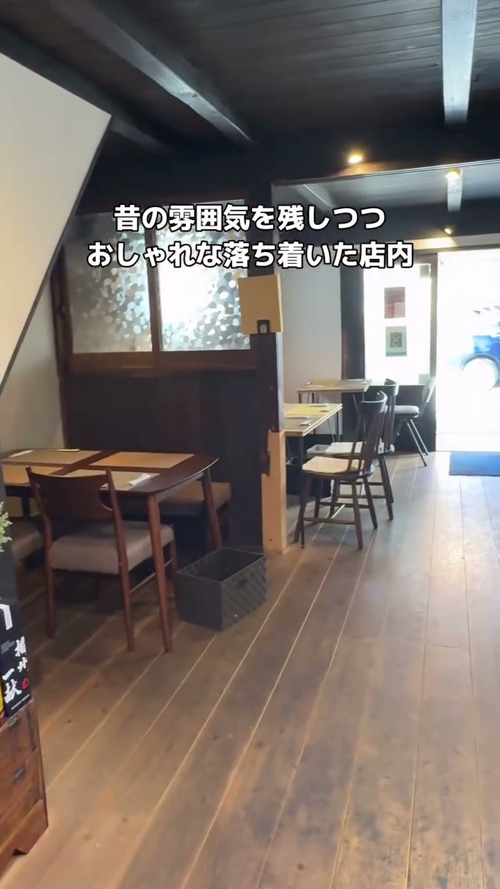 木の床に木製テーブルが並ぶ落ち着いた店内