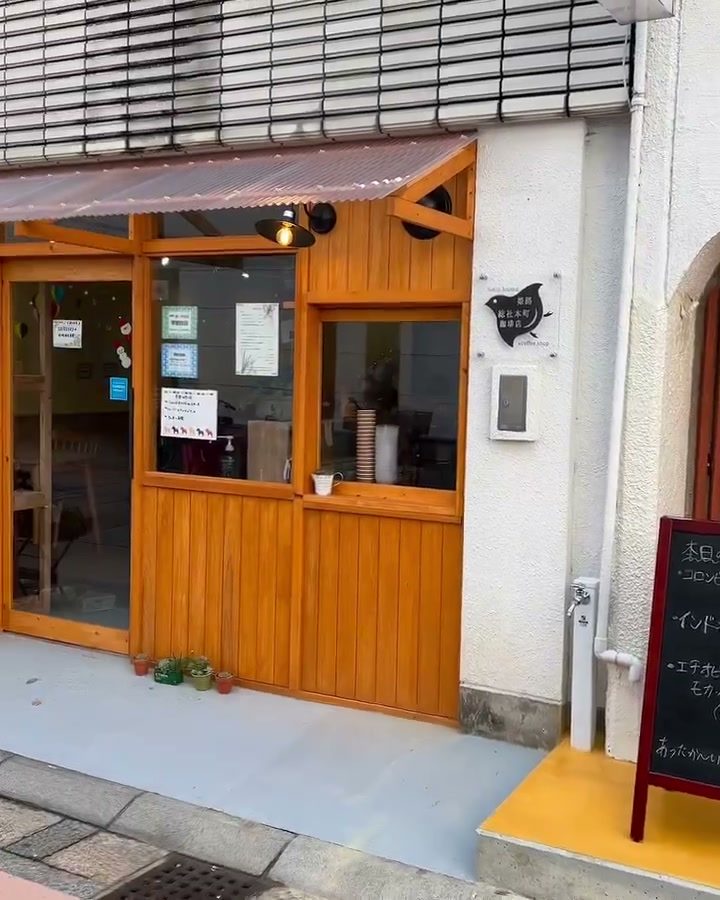 オレンジ色の木の扉が目印のお店の外観