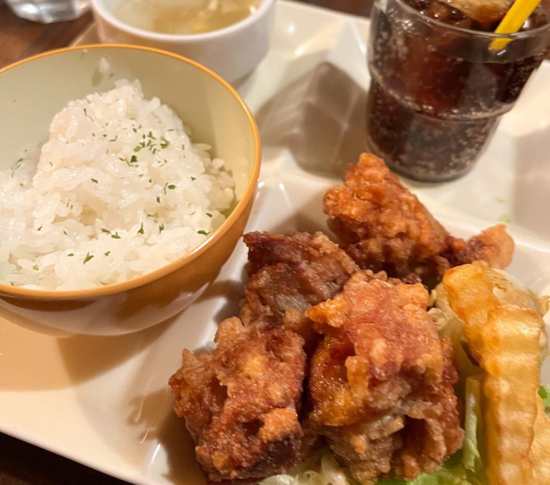ごはんと唐揚げ、スープ、ドリンクが並ぶお子様ランチ