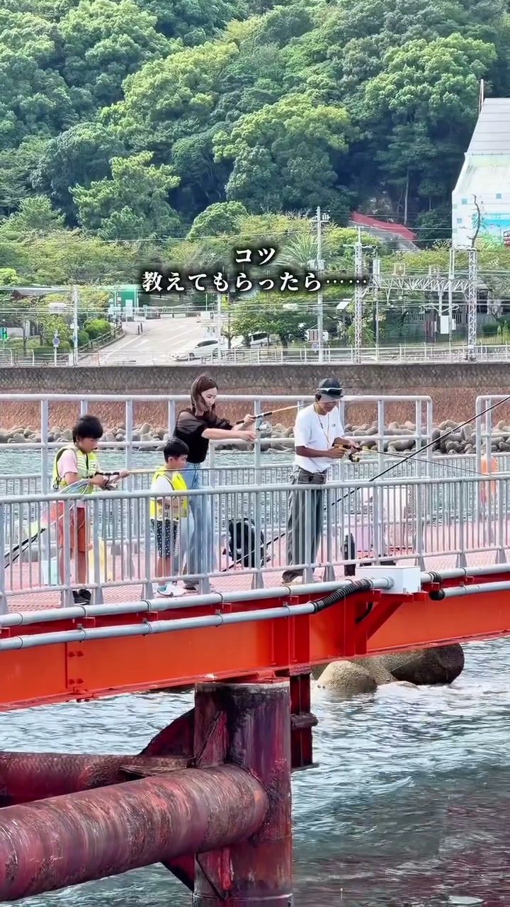 須磨海づり公園の赤い桟橋で釣りを楽しむ親子