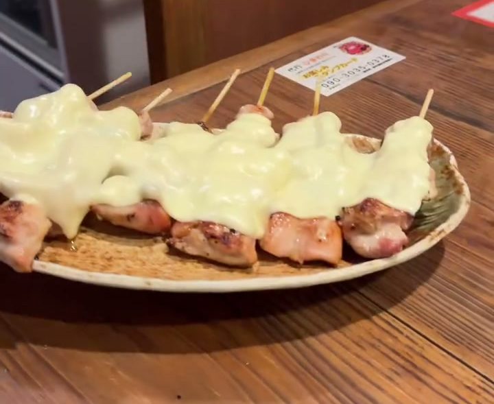 チーズがとろりとかかった焼き鳥
