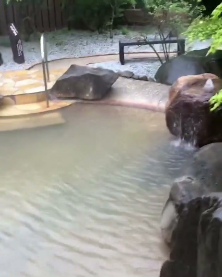 岩に囲まれた広々とした露天風呂