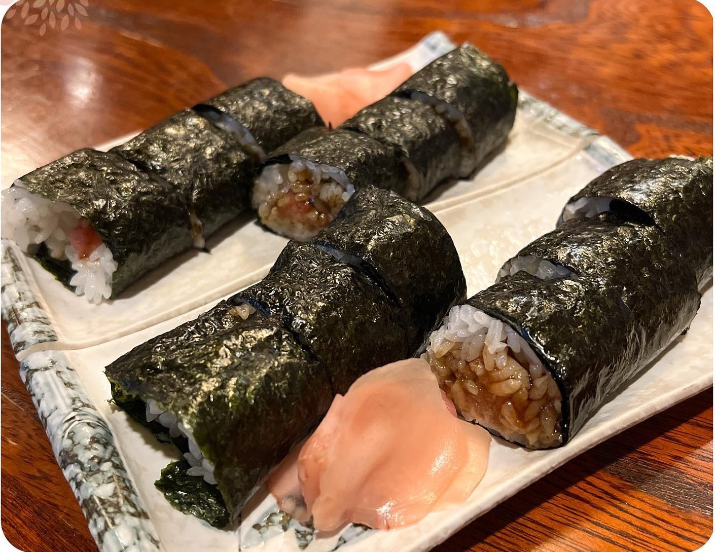 まぐろのとろがたっぷり巻かれた名物のトロ鉄火