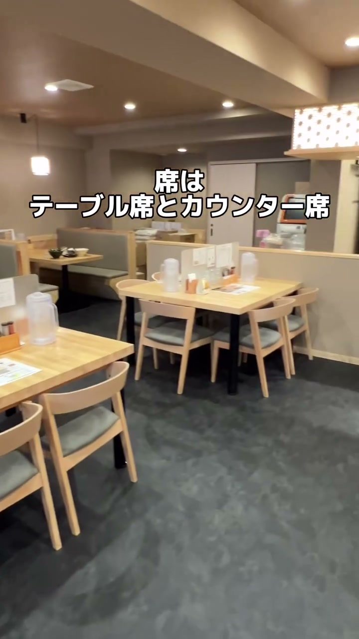 明るい木目調のテーブル席とカウンター席が並ぶ店内