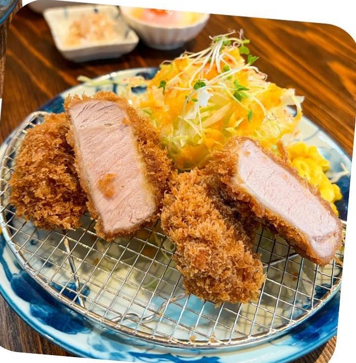 網の上に盛られた断面がきれいなひれかつ