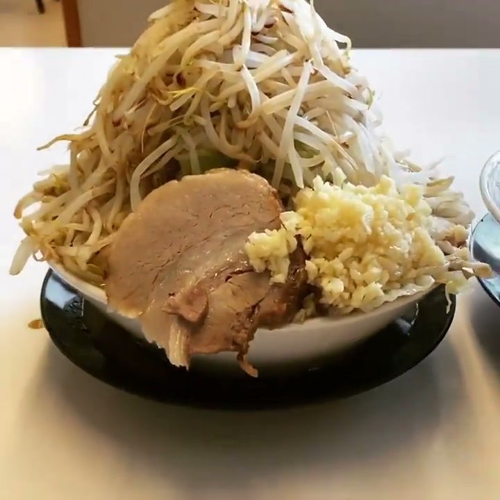 もやしとキャベツがこんもり盛られ、チャーシューとニンニクがのった一杯
