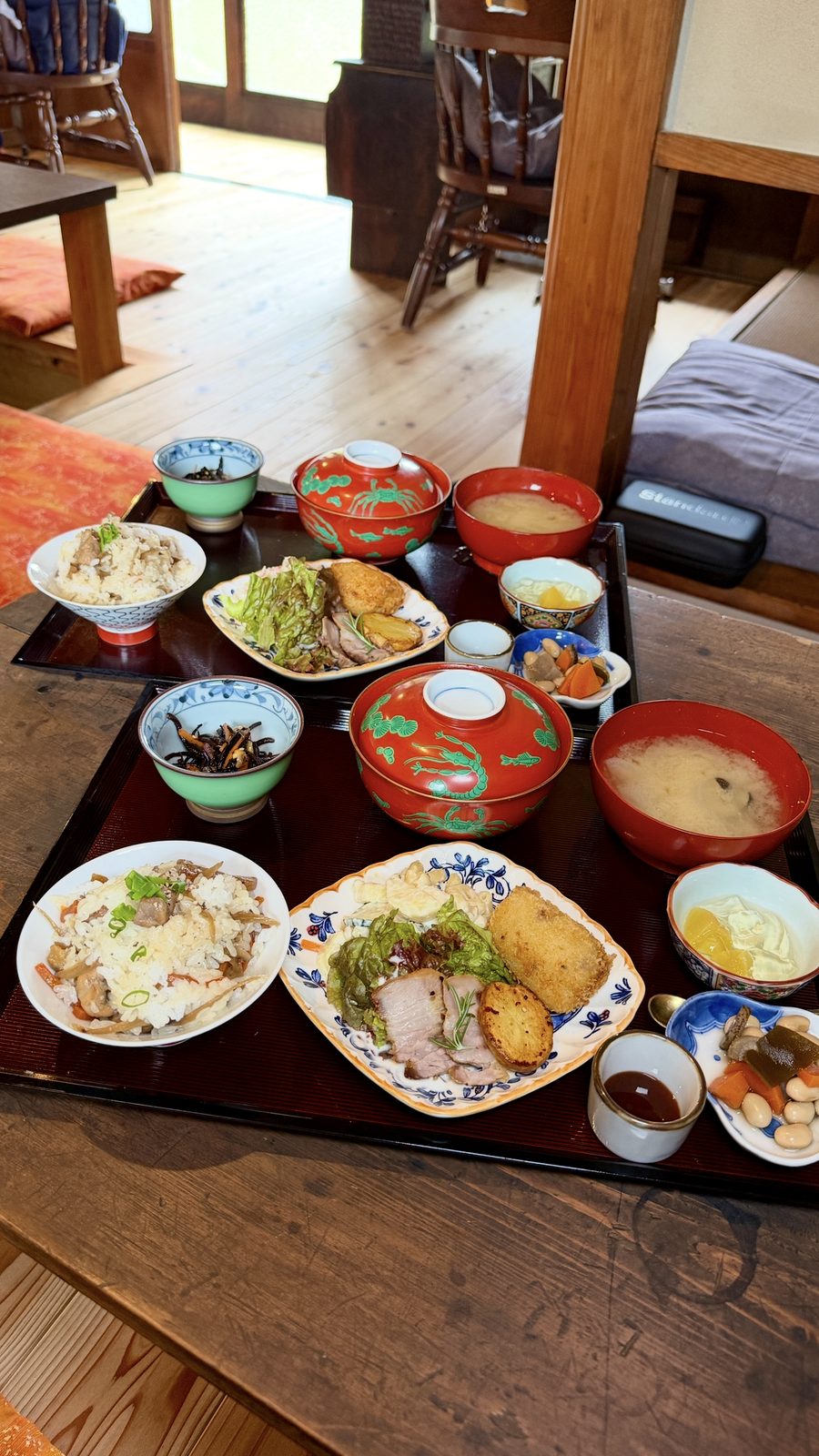 小鉢がずらりと並ぶランチのつむぎ定食