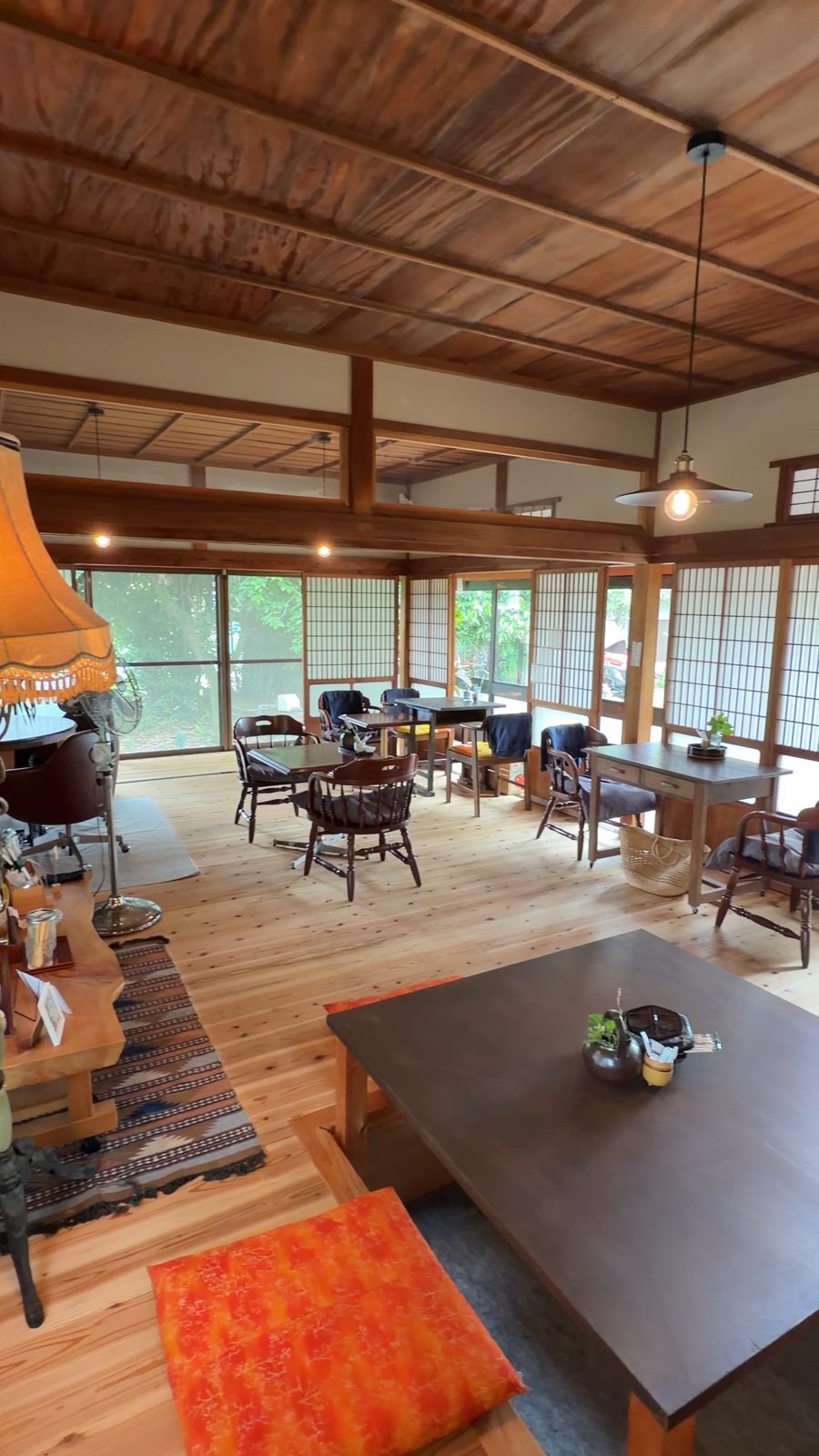 高い天井と木のぬくもりが落ち着く古民家の店内
